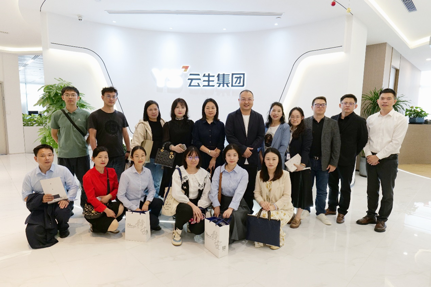 武汉人力资源服务协会秘书长黄春红一行莅临云顶集团3118集团走访交流