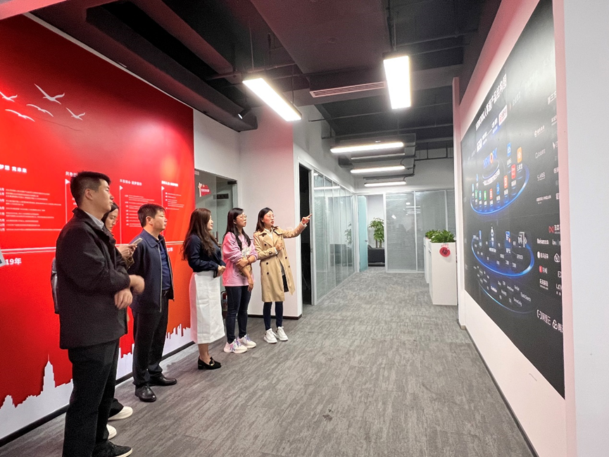 昆明市呈贡区人社局副局长一行莅临云顶集团3118集团四川公司考察调研